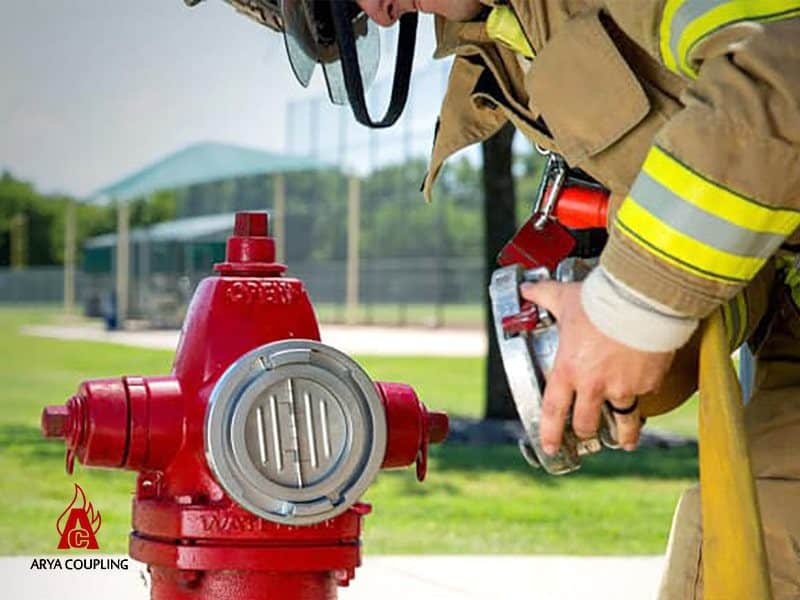 اتصال شیلنگ به شیر هایدرانت آتش نشانی با استفاده از کوپلینگ استورز
